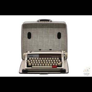 Brother Echelon 89 Manual Typewriter - Made in Japan - BROTHER TYPEWRITERS